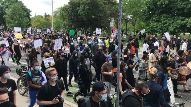 国际社会|加拿大也开始闹了!多伦多市爆发千人游行示威