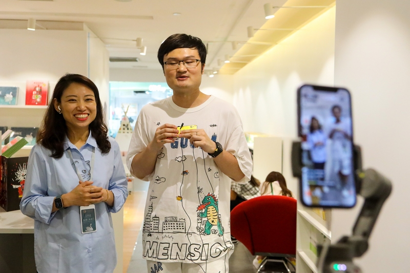 品质生活直播周人气主播带观众云逛世界插画大展