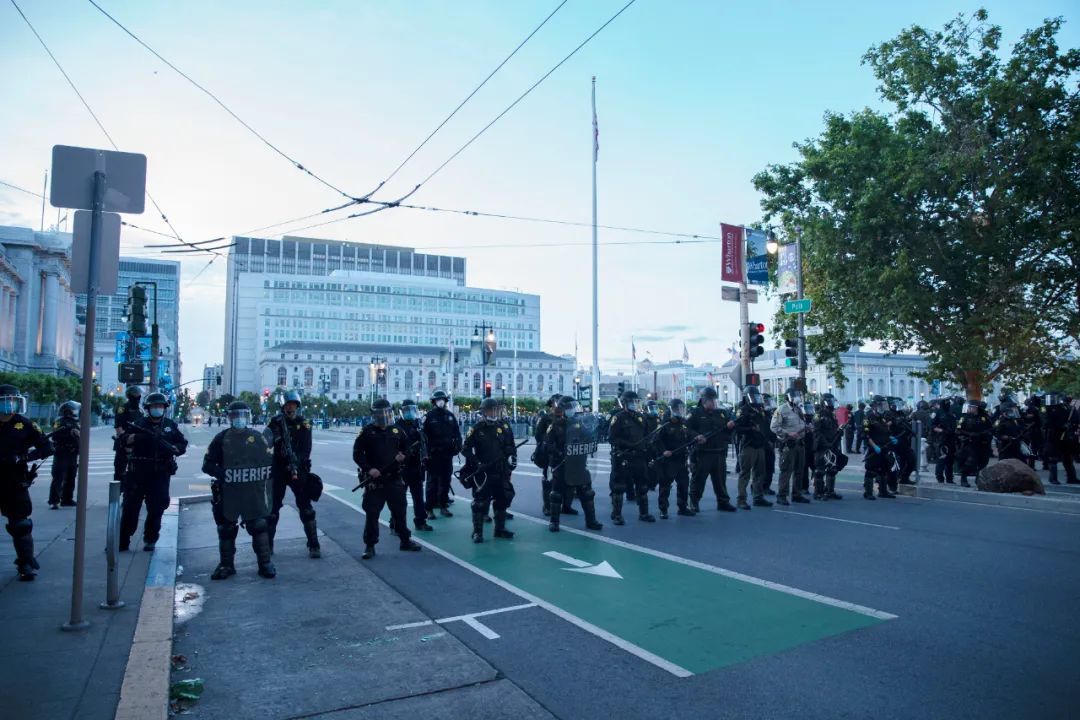 美国警察|美国为什么突然乱了套？四句话说透了