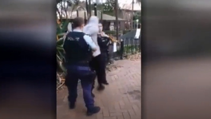 国际社会|澳街头也现暴力执法：17岁原住民少年被警察猛踹，脸朝下倒地