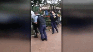国际社会|澳街头也现暴力执法：17岁原住民少年被警察猛踹，脸朝下倒地