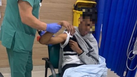 国际社会|澳街头也现暴力执法：17岁原住民少年被警察猛踹，脸朝下倒地