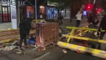 国际|美国至少6城骚乱惊现砖头！谁放的？