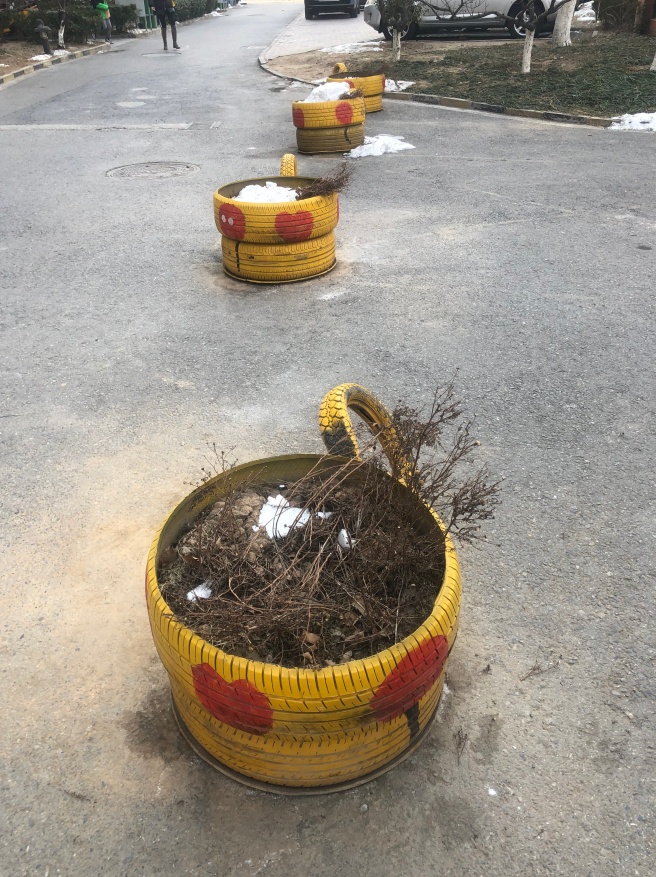 消防通道|记者多个小区探访发现，对消防隔离桩来次大清查很有必要