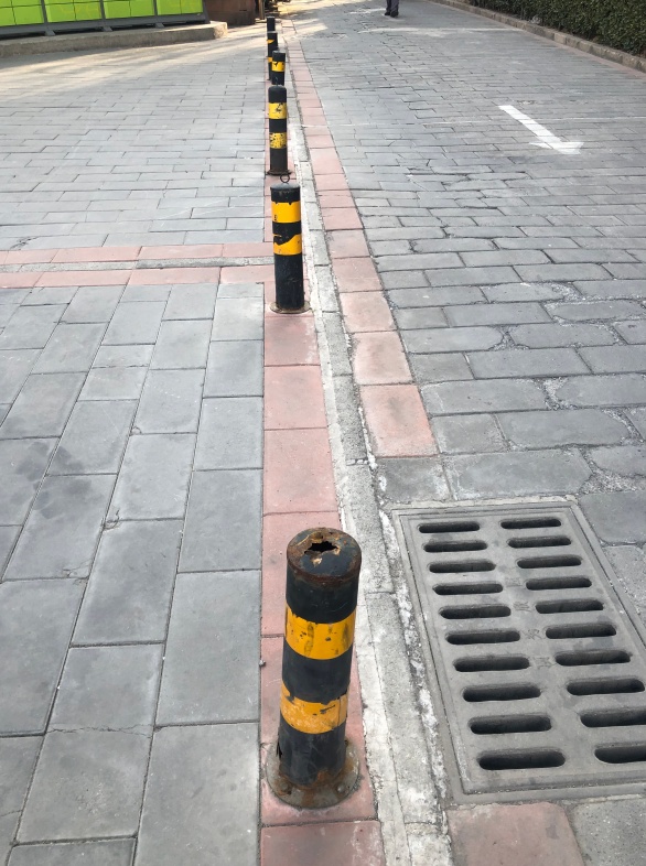 消防通道|记者多个小区探访发现，对消防隔离桩来次大清查很有必要