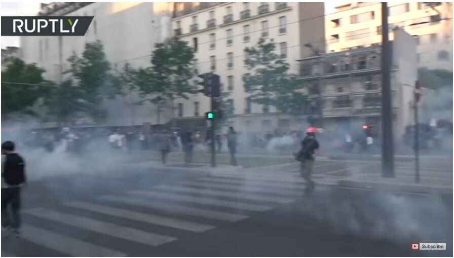 巴黎|法国巴黎反种族歧视抗议升级：示威者纵火，警方发射催泪弹