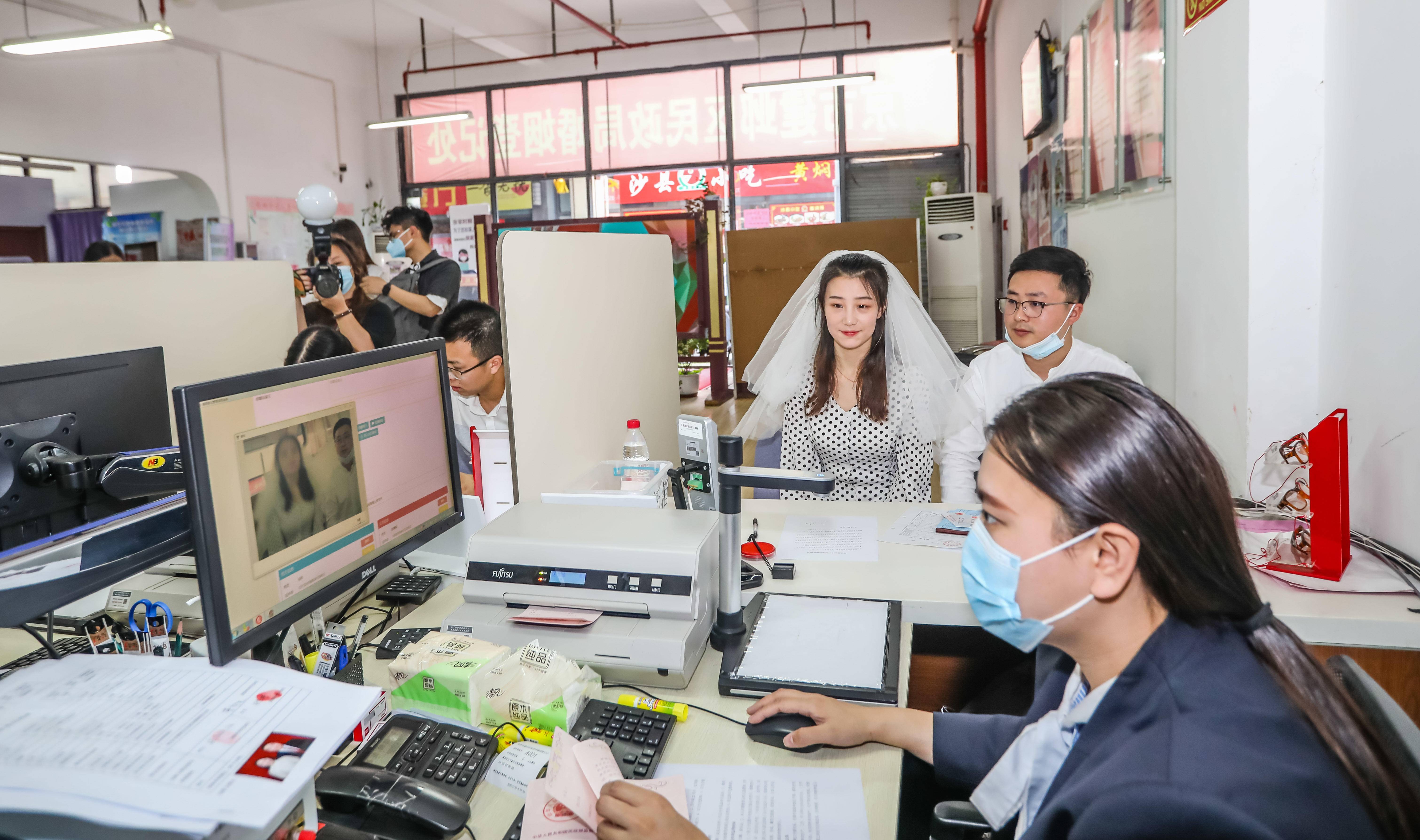建邺区鼓楼区民政局婚姻登记处大厅内,新人有序办理婚姻登记.