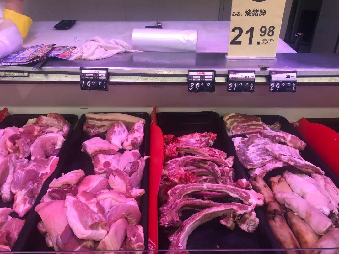 在蔡锷路某超市,普通猪肉价格基本维持在2字头,其中上肉19.98一斤.