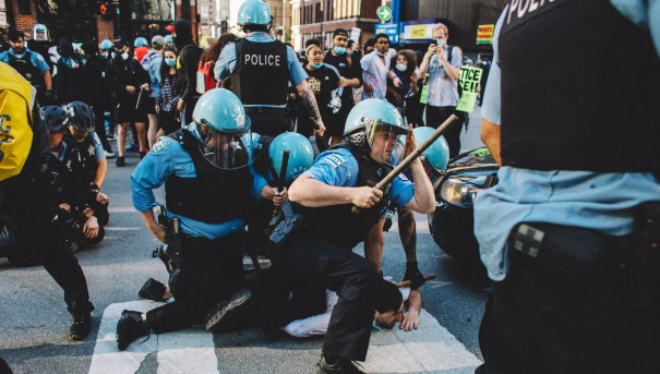 美国警察|美国警察为何那么“牛”？主要是因为这四点