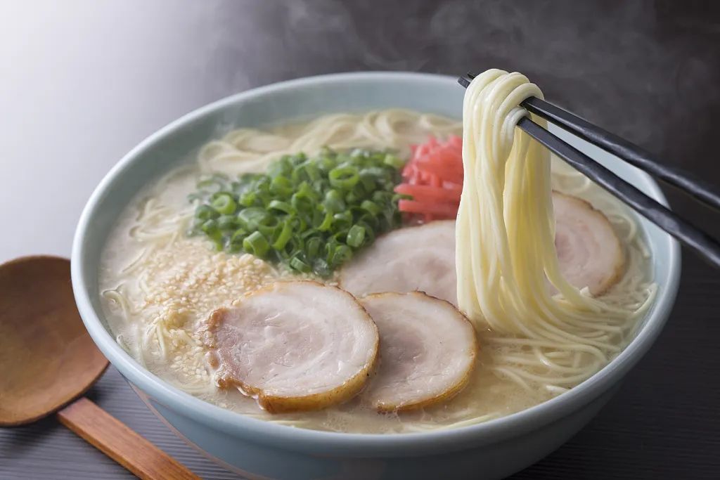 饭团|鱼刺卡喉，咽饭团、喝醋靠谱吗？如何正确处理？一起来看→