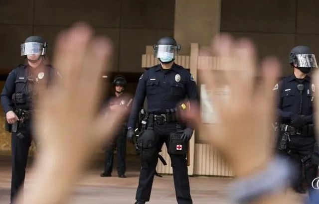 美国警察|美国男子腰间露出“手枪”被警察击毙,事后发现是个……