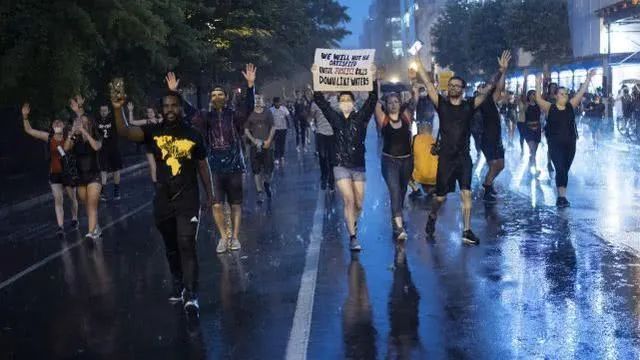 白宫|2名国民警卫队士兵在白宫附近执勤时遭雷击