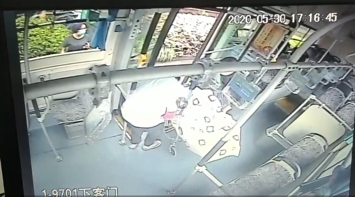 社会|大雨中,这些人的举动暖了一位爸爸的心