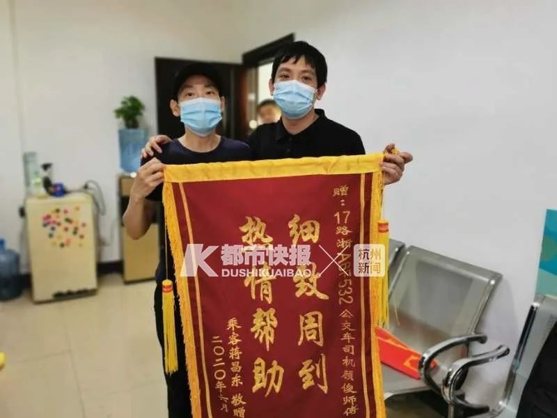 社会|大雨中,这些人的举动暖了一位爸爸的心