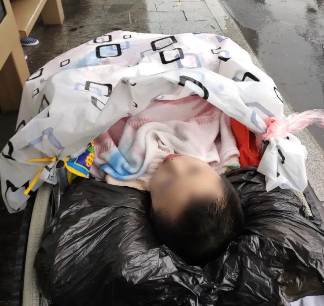 社会|大雨中,这些人的举动暖了一位爸爸的心