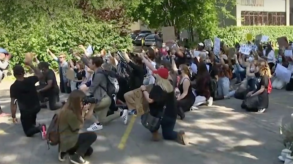 使馆|立陶宛近千人在美国大使馆前示威游行支持美国抗议者