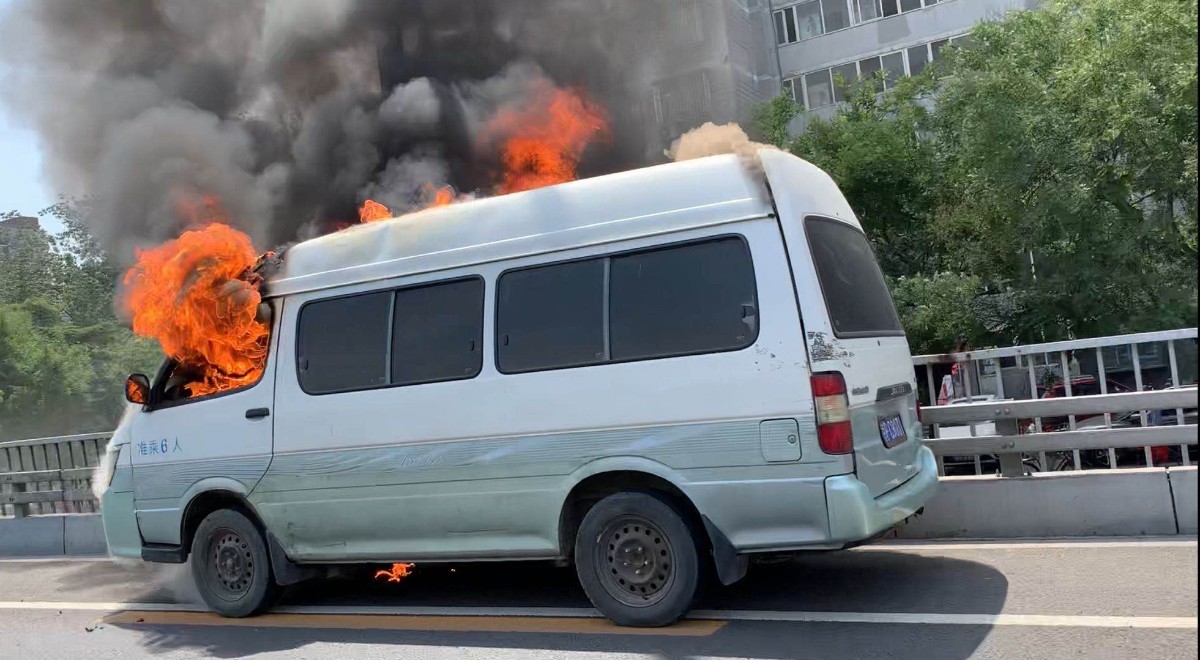 社会|南三环中路洋桥附近一辆金杯车起火 百米外可见浓烟滚滚