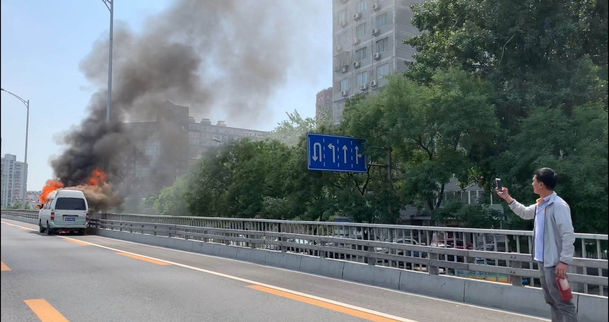 社会|南三环中路洋桥附近一辆金杯车起火 百米外可见浓烟滚滚
