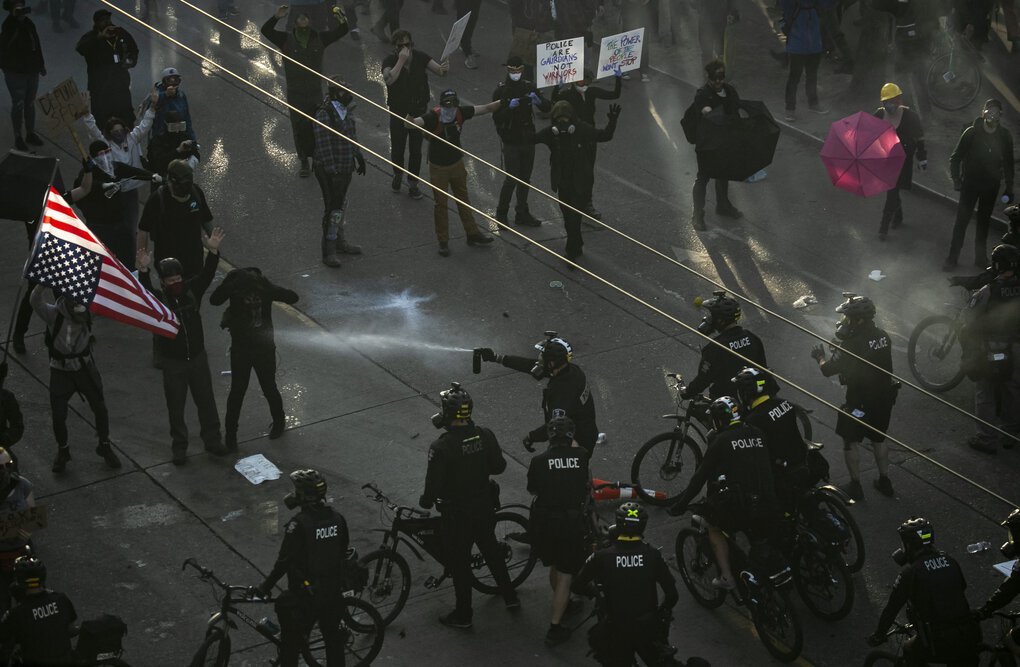 闪光弹|美西雅图抗议活动现场爆警民冲突 警方用闪光弹驱散人群