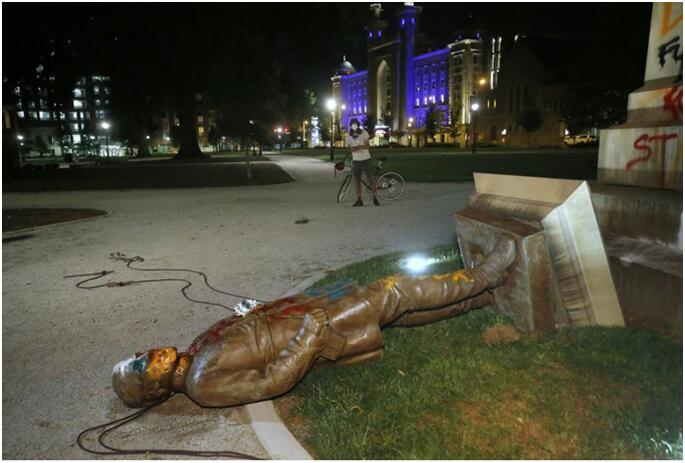 雕塑|美国内战期间南方将军雕像被示威者推倒，有人泼漆、小便……