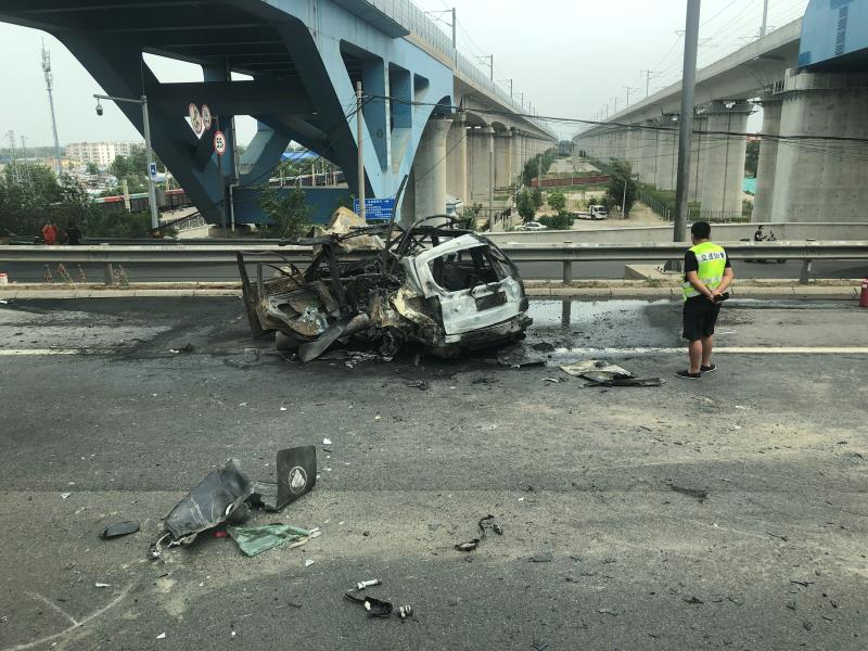 京开高速|惊险！京开高速两车相撞，爆炸前五分钟人被救出，事故原因官方通报来了