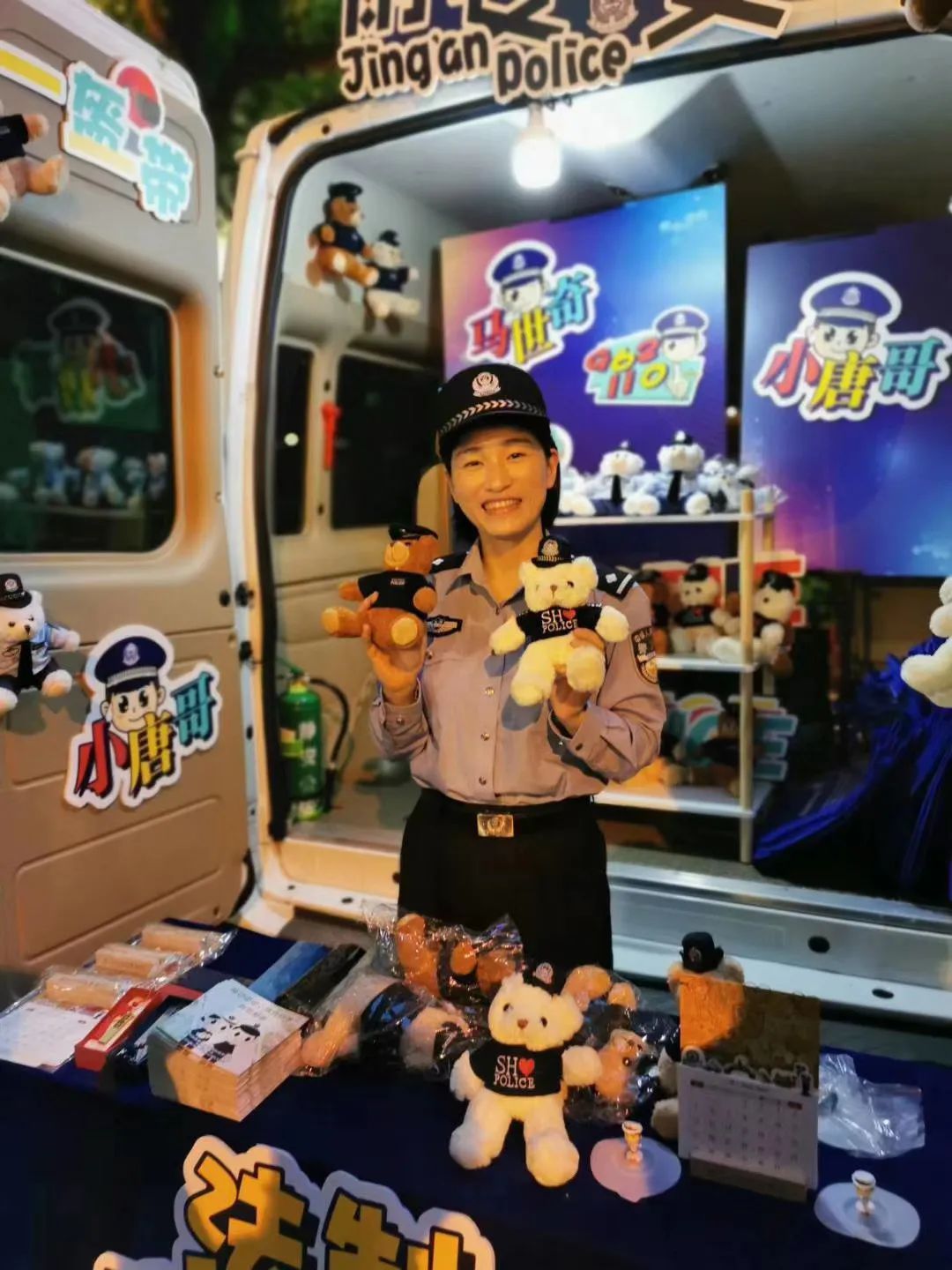 【平安上海】申城夜市惊现网红民警组合“马世奇”摊位!“买买买”的同时把平安带回家吧!