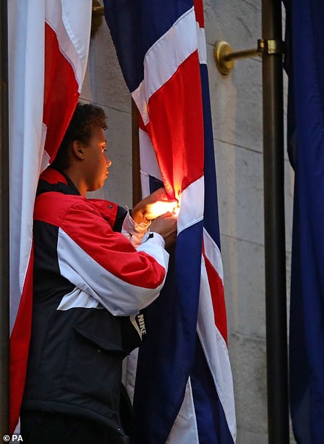种族主义|点燃国旗、推倒雕像、混战…英国反种族主义抗议活动场面失控