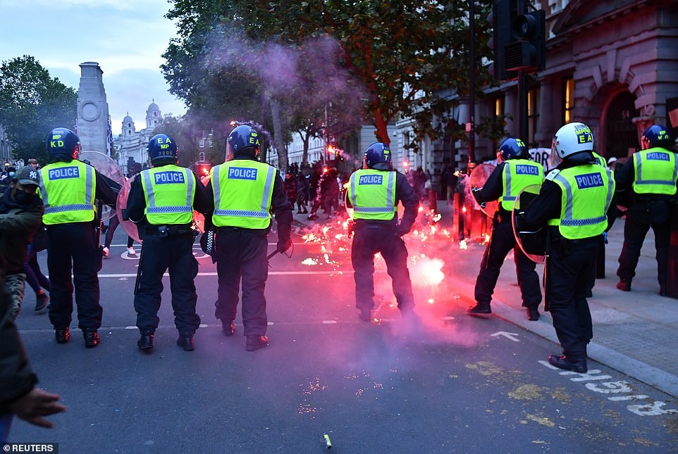 种族主义|点燃国旗、推倒雕像、混战…英国反种族主义抗议活动场面失控