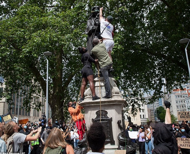 种族主义|点燃国旗、推倒雕像、混战…英国反种族主义抗议活动场面失控