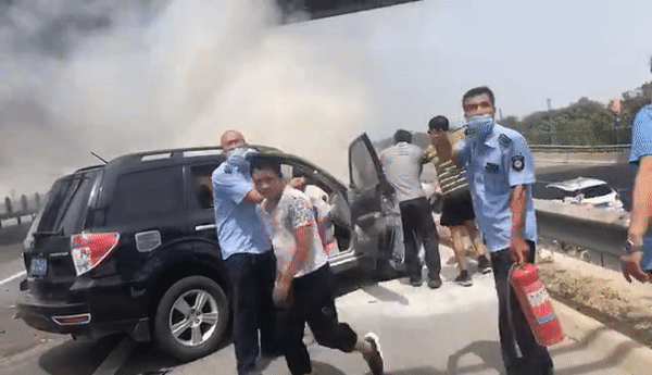 北京日报|惊险！北京一轿车自燃后爆炸，这4人救了两条命