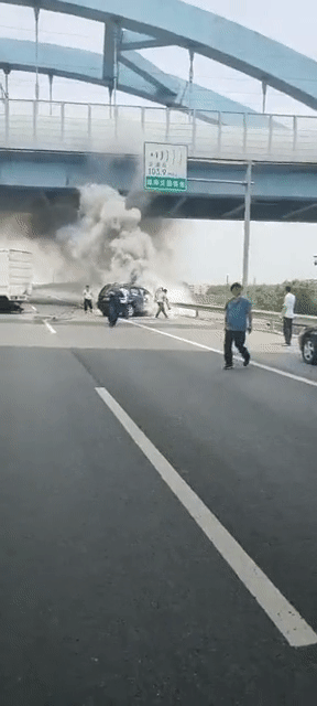 北京日报|惊险！北京一轿车自燃后爆炸，这4人救了两条命
