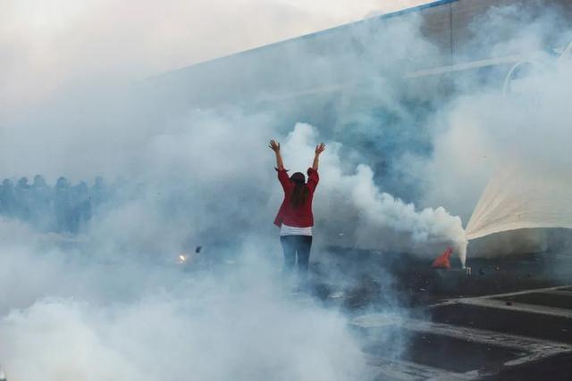 北京日报|宣扬“黑人一出事股市就上涨”，美媒的冷血背后藏着什么？