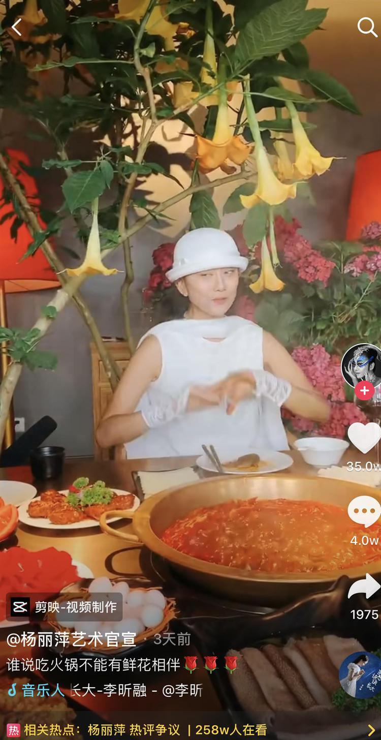 杨丽萍|杨丽萍没有儿女就是失败?这样的陈词早该烂掉
