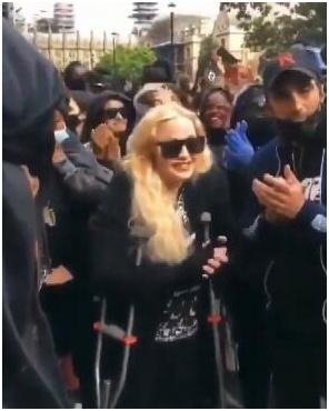 麦当娜|麦当娜拄拐现身伦敦街头，未戴口罩参加反种族歧视抗议游行