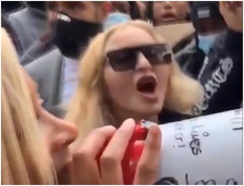 麦当娜|麦当娜拄拐现身伦敦街头，未戴口罩参加反种族歧视抗议游行