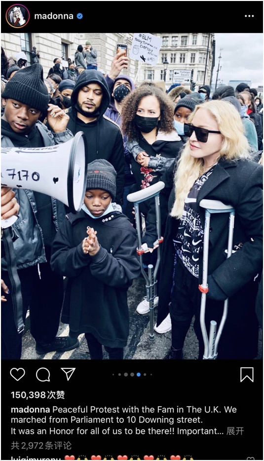 麦当娜|麦当娜拄拐现身伦敦街头，未戴口罩参加反种族歧视抗议游行