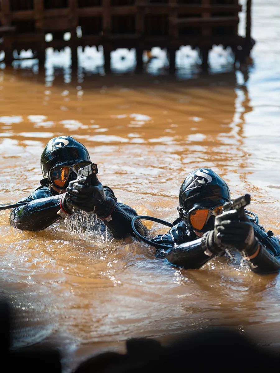 登船,控制轮机室,利用各类特种装备切断目标船只动力系统并开展船舱