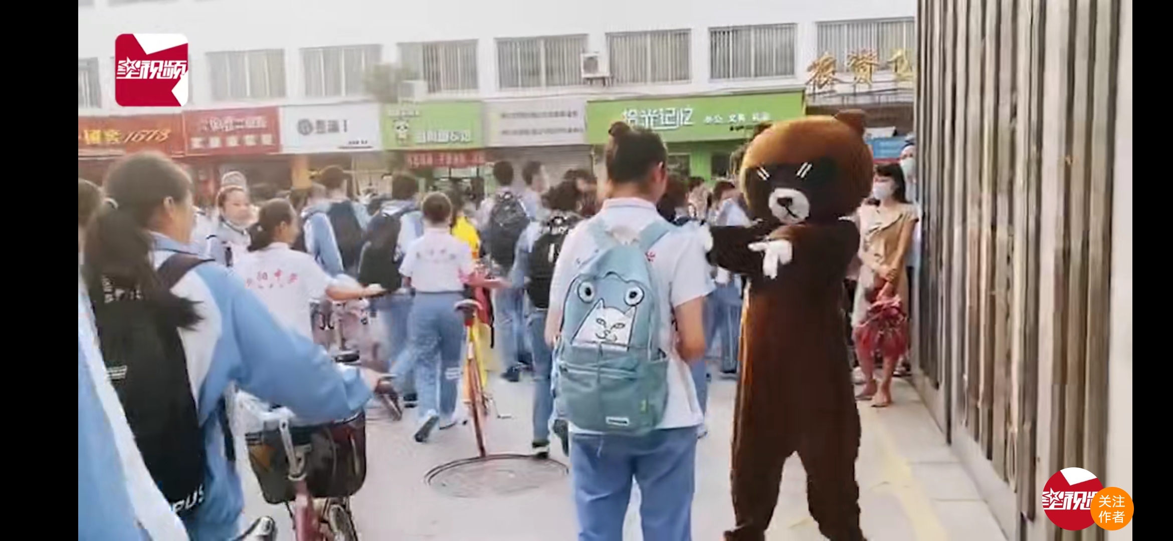 玩偶|母亲扮玩偶接女儿放学上热搜，童年里父母为你做过最惊喜的事情是什么？