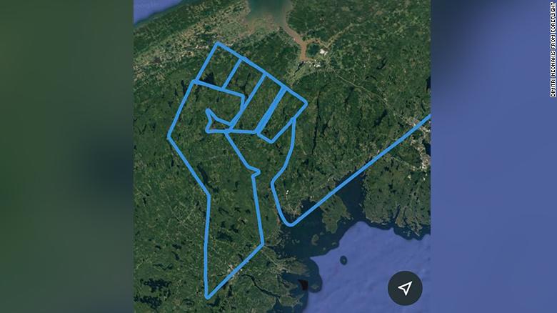 飞行员|加拿大飞行员在空中飞出一个“高举的拳头”致敬乔治·弗洛伊德