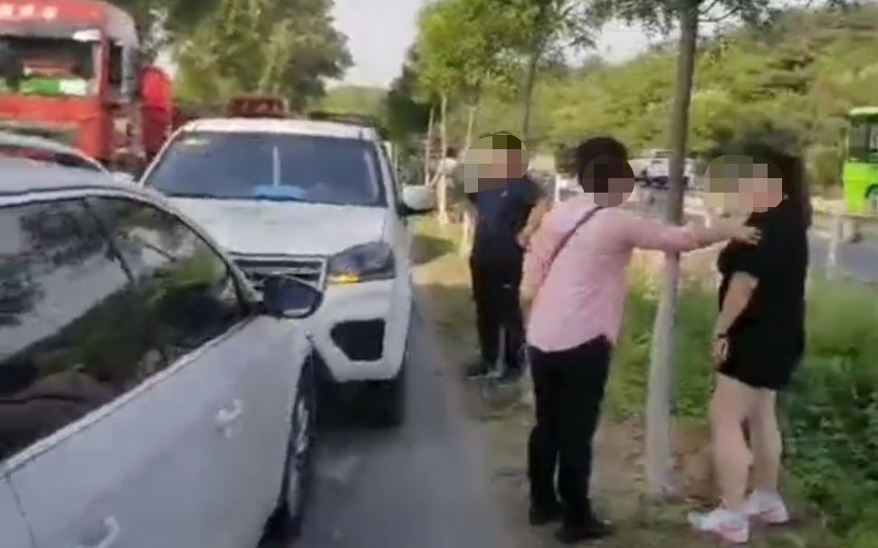 环保局|环保局公车逆行撞车还语言威胁?北京环境局:查无此车