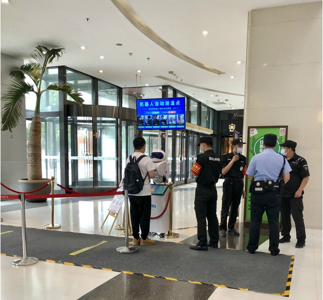 口罩|口罩戴,岗亭在!防控降级气温升级,北京防疫没松劲儿