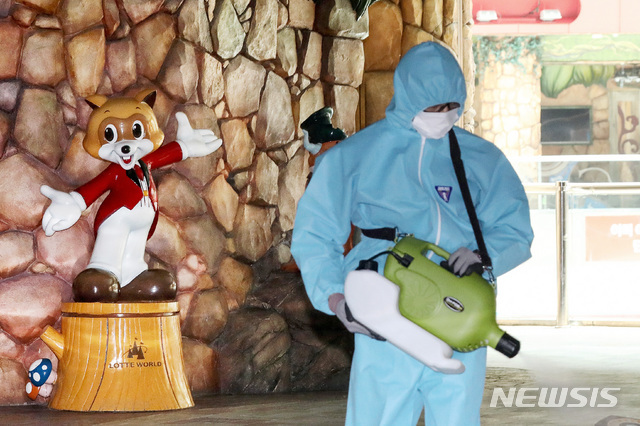 乐天世界|韩国最大室内游乐园发生疫情：一高中生确诊 关联游客2000多人