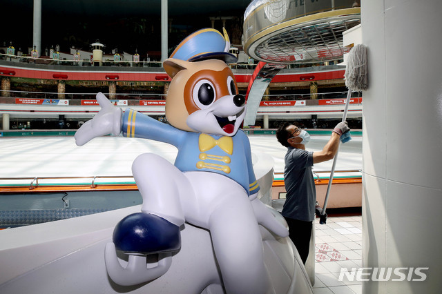 乐天世界|韩国最大室内游乐园发生疫情：一高中生确诊 关联游客2000多人