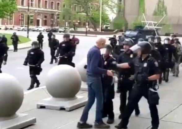 美国警察|75岁老人被美国警察推倒受伤 特朗普：这是个“圈套”