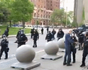 美国警察|75岁老人被美国警察推倒受伤 特朗普：这是个“圈套”