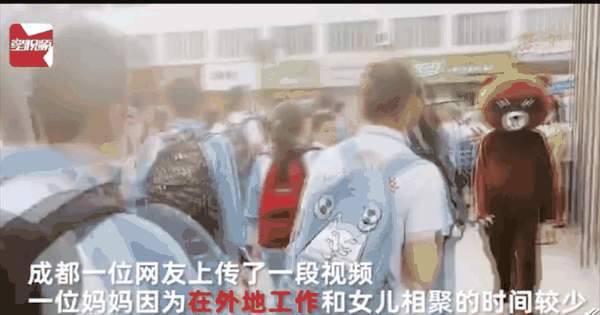 玩偶|妈妈校门口扮玩偶接女儿放学,网友:太羡慕了!