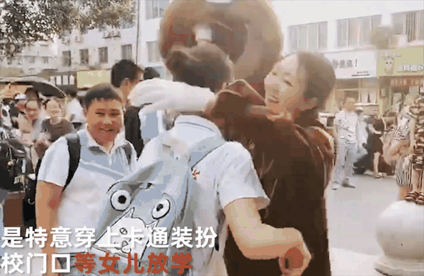 玩偶|妈妈校门口扮玩偶接女儿放学,网友:太羡慕了!