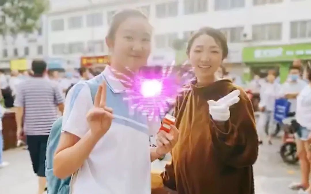 玩偶|妈妈校门口扮玩偶接女儿放学,网友:太羡慕了!