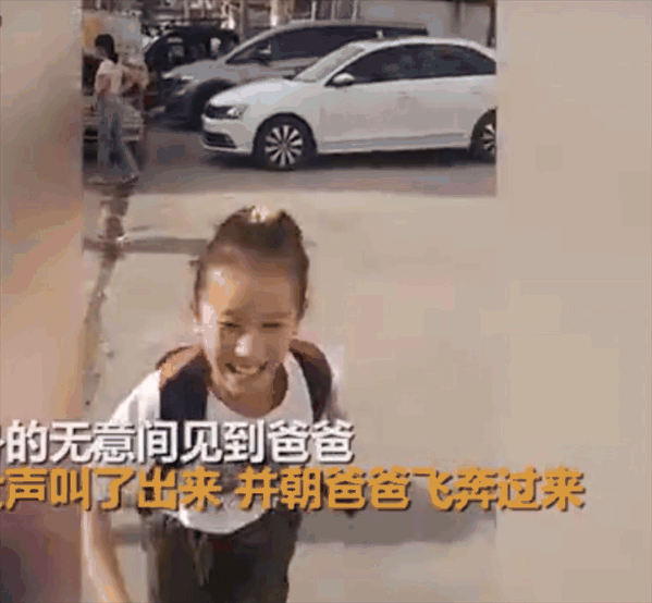 玩偶|妈妈校门口扮玩偶接女儿放学,网友:太羡慕了!