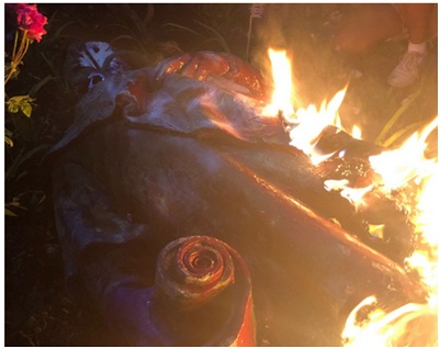 雕塑|又倒一座！美国示威者拆除哥伦布雕像：纵火并扔入湖中